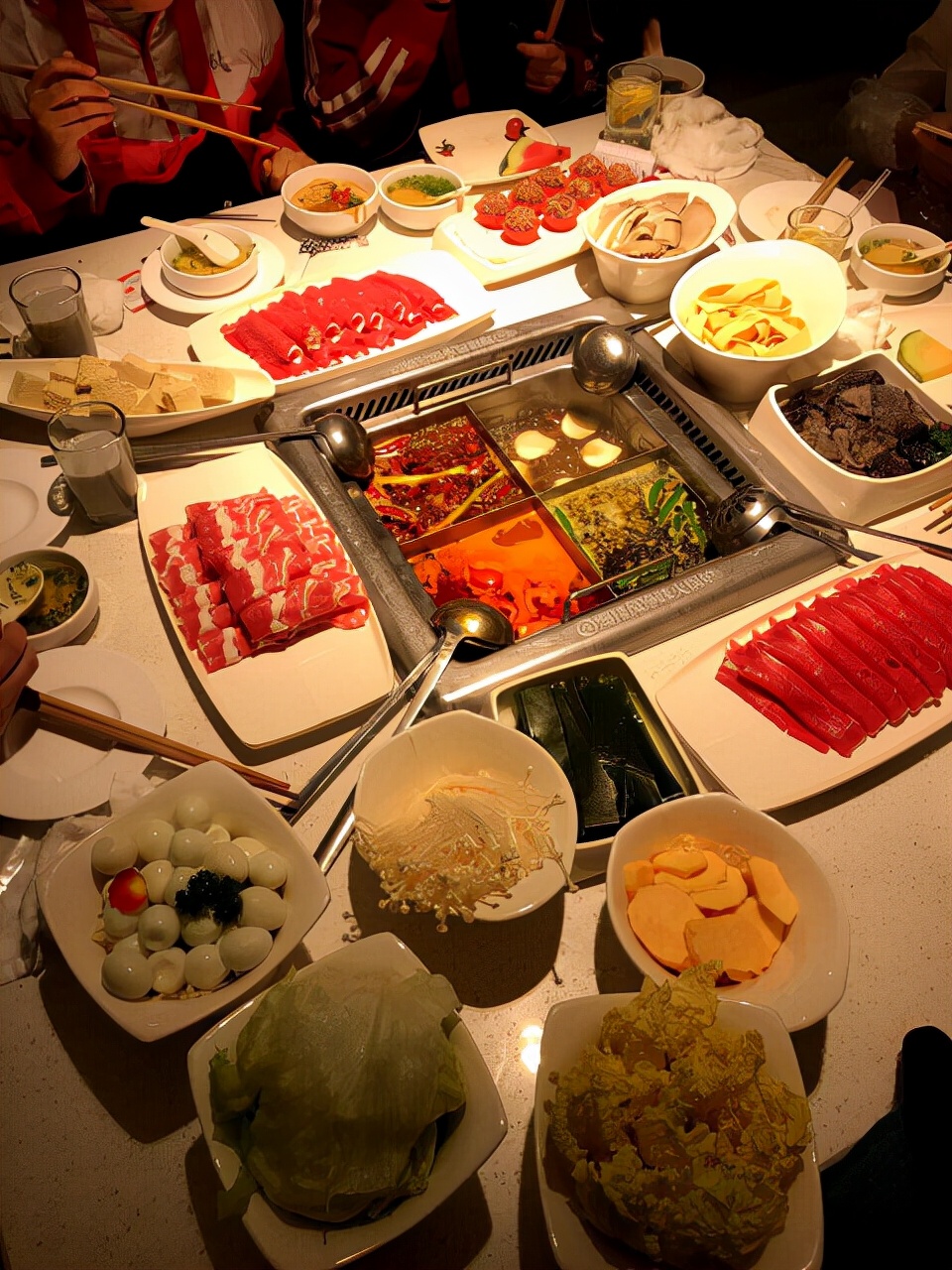 Who can refuse a warm and costeffective Haidilao hot pot? iNEWS
