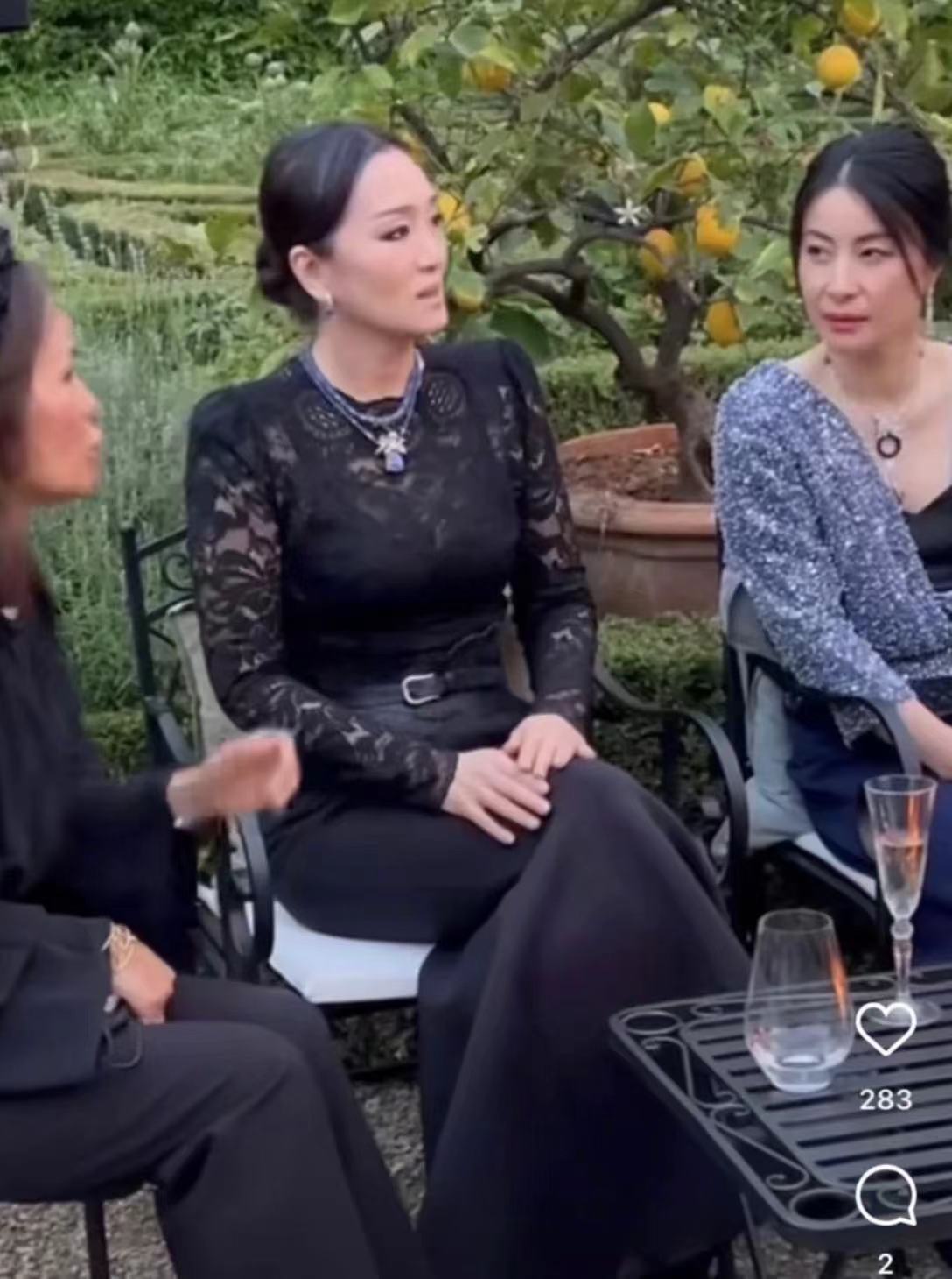 Gong Li and Guo Jingjing attended the dinner together, Gong Li took the ...