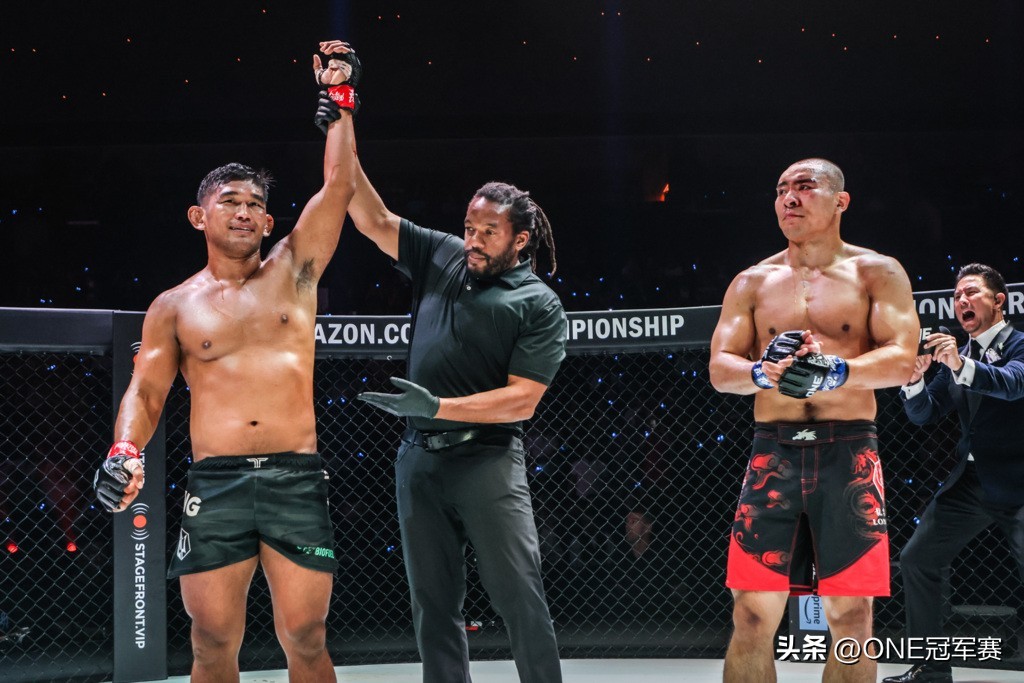 Sorry to lose! Fan Rong punched Aung La Nsang hard and was reversed and ...