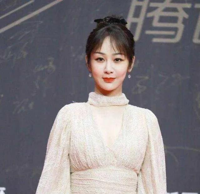 Yang Zi's latest look is out of bangs and shoulders, but netizens ...