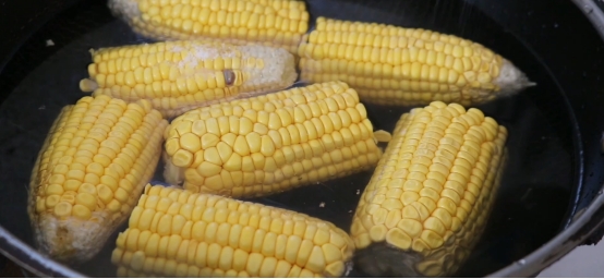 When cooking corn, never boil it directly in water, teach you to add ...