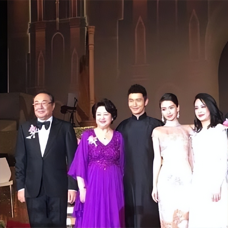 Huang Xiaoming's parents walked the red carpet together! Mom wears a ...