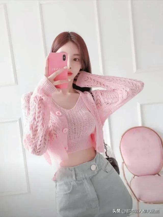 Model Sun Yunzhu takes a selfie - iNEWS