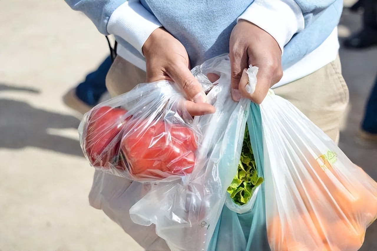 "Plastic bags" put in the refrigerator can cause cancer, is it true? Experiment reveals the