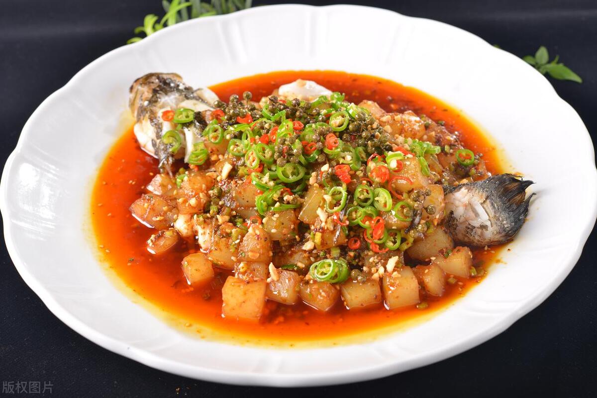 Thick meat and tender watercress fish with thick sauce, a piece of meat