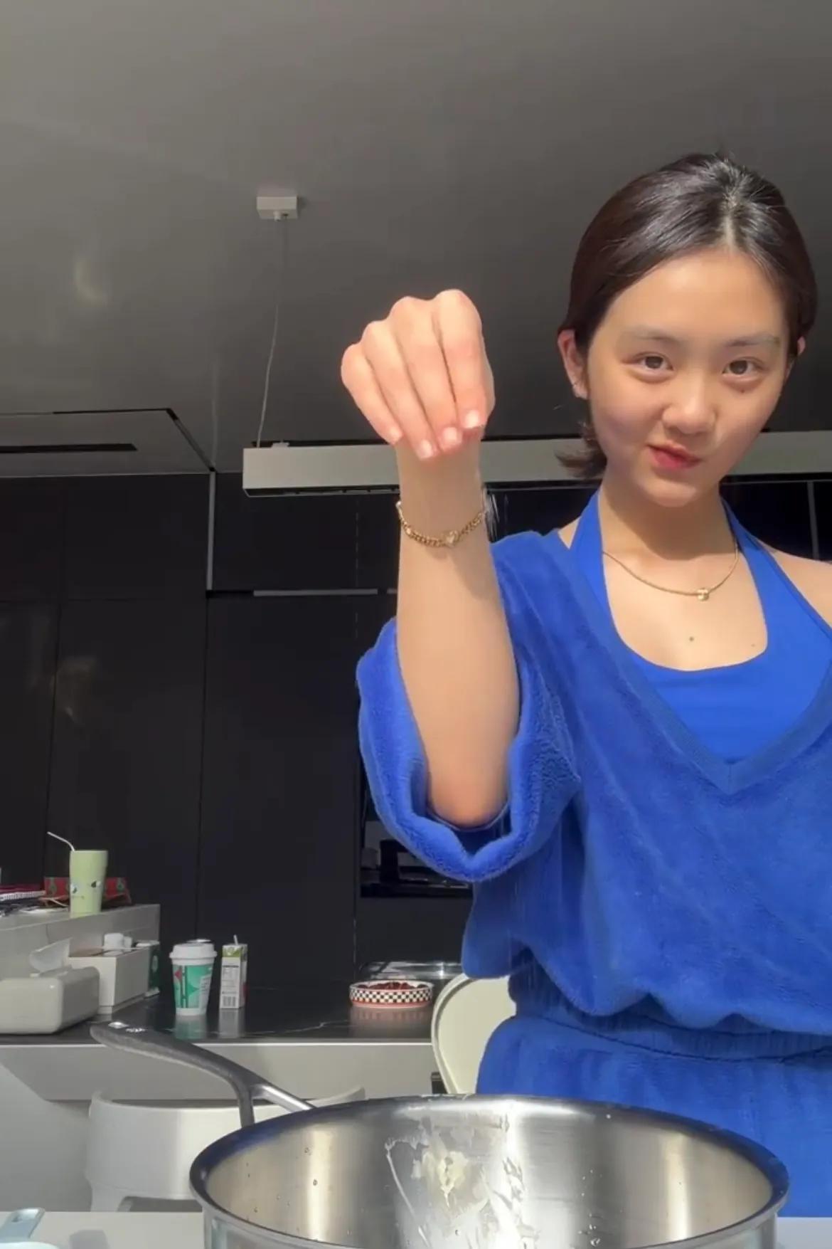 Duoduo made puffs to celebrate the birthday of her 9-year-old sister ...