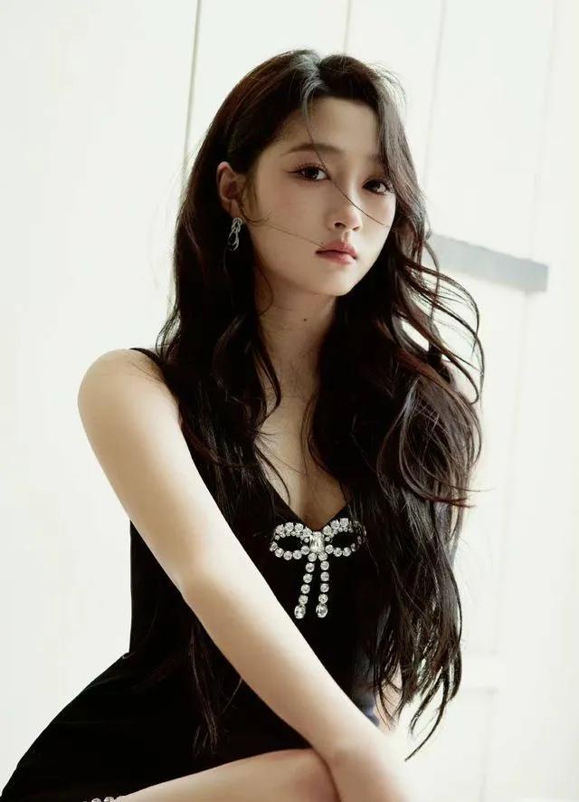 Guan Xiaotong's mature appearance and long legs are eye-catching, which ...