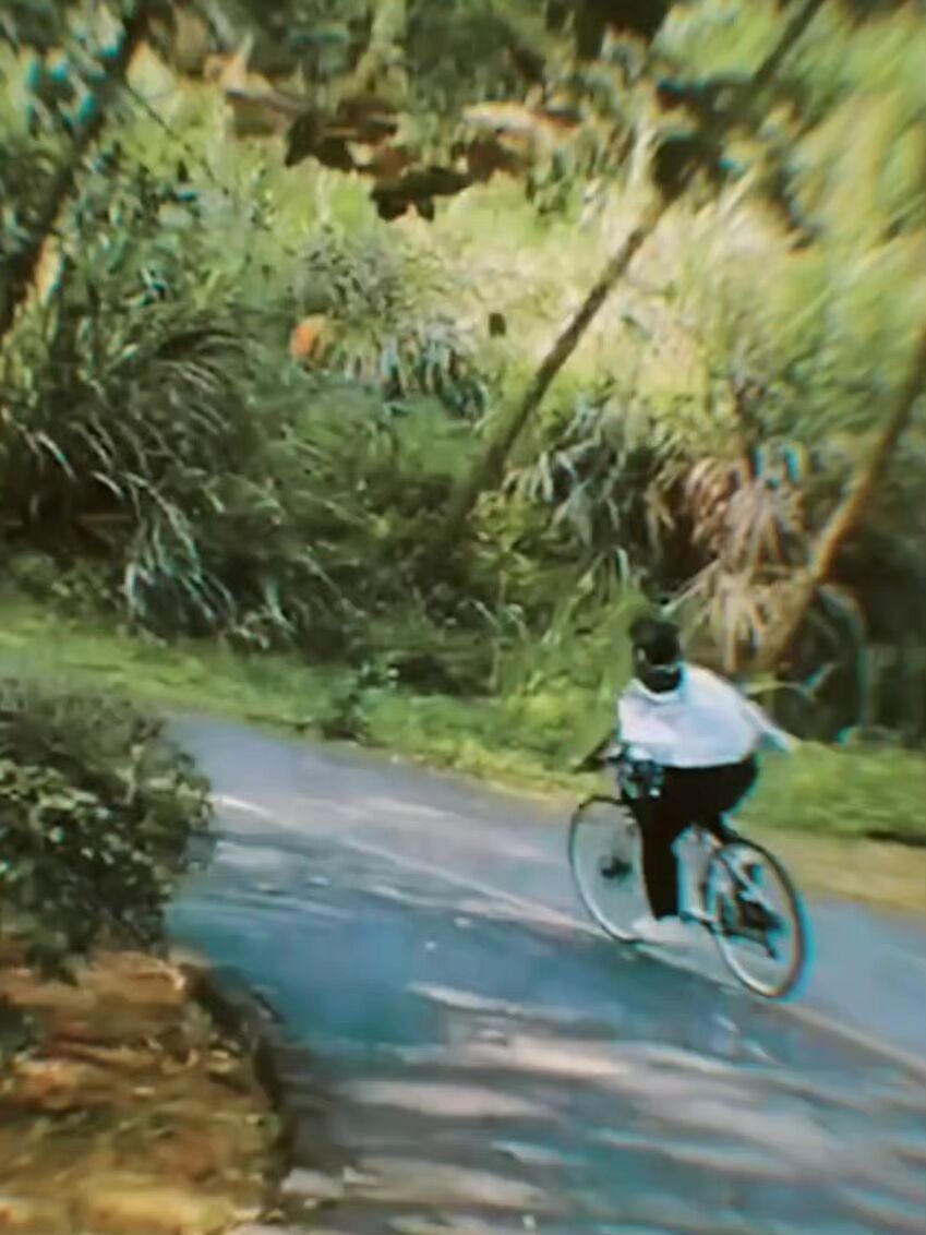 Wang Yuanchun rides in spring, and is still wearing a cloak when he was ...