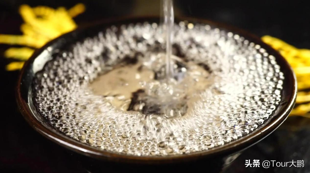 Why clink glasses when drinking?Do you know that there are 3 intentions