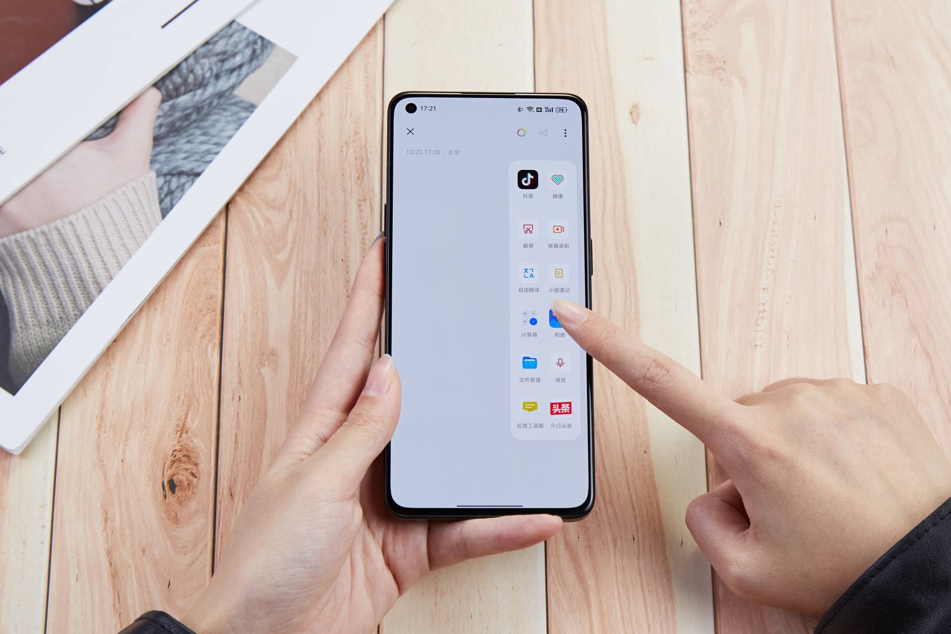 More practical than Samsung OneUI 4.0, the smart sidebar of the