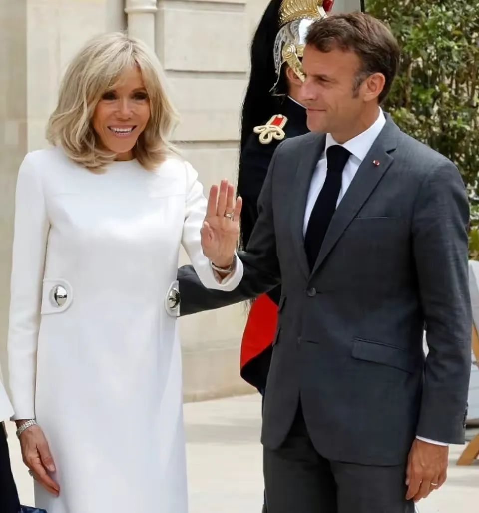45-year-old Macron hugs his 70-year-old wife for a group photo ...