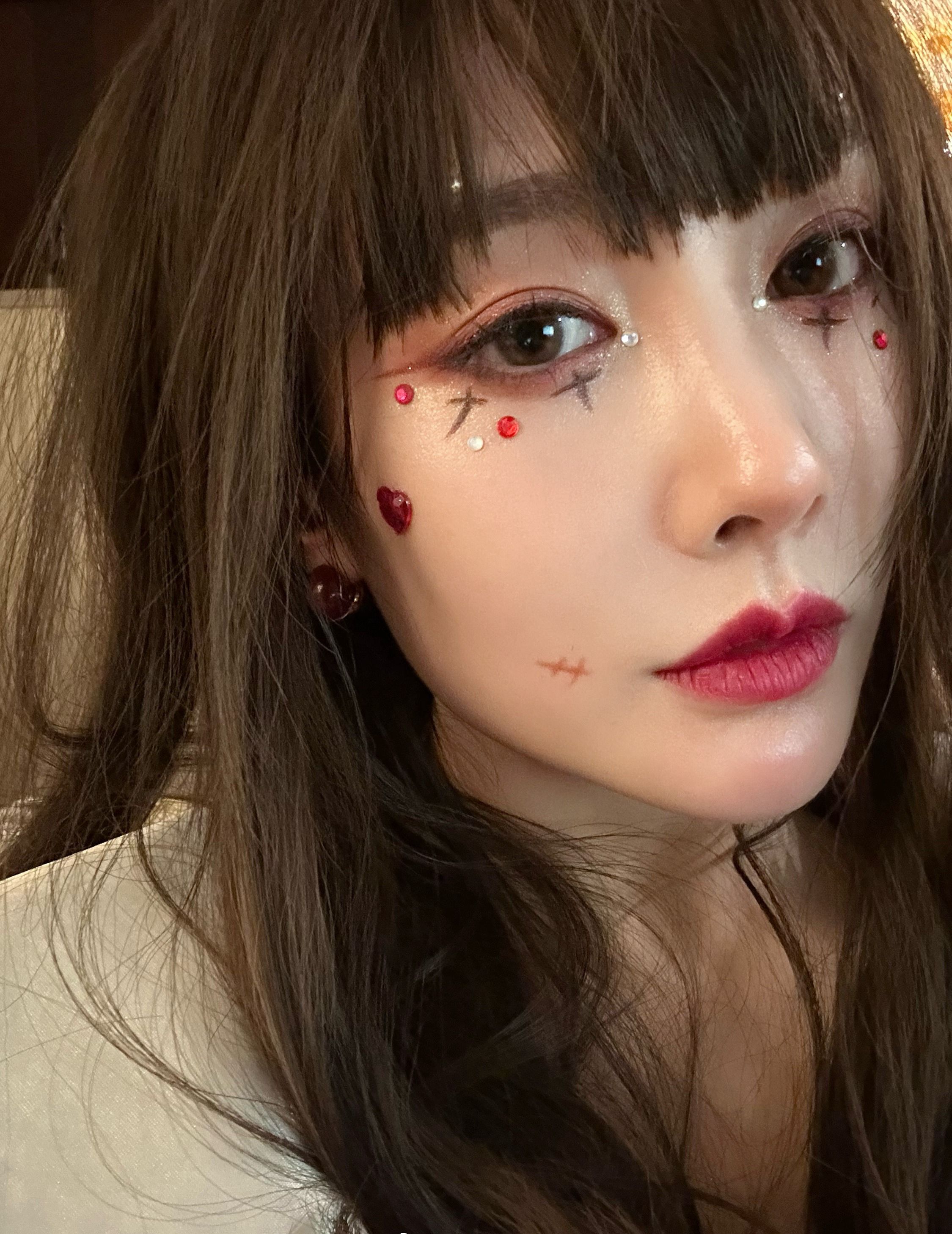 Li Chun's yellow dress with weird Halloween makeup - iNEWS
