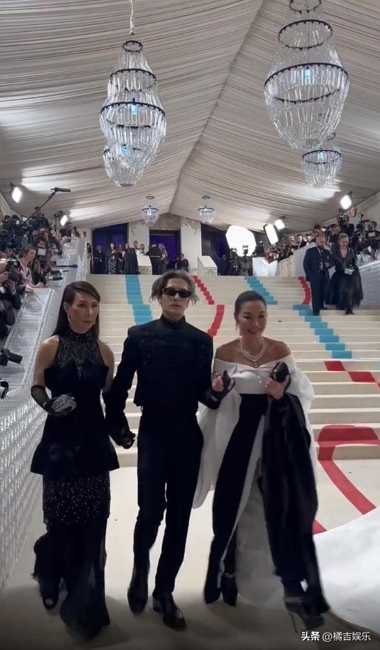 Michelle Yeoh, He Chaofeng and Wang Jiaer hold hands on the red carpet ...