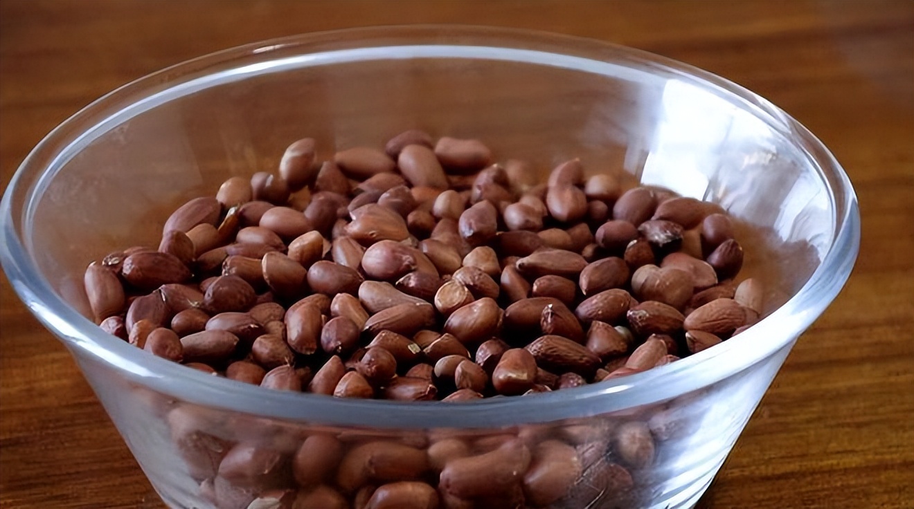 In autumn, the peanuts are ripe, and the whole body is full of ...