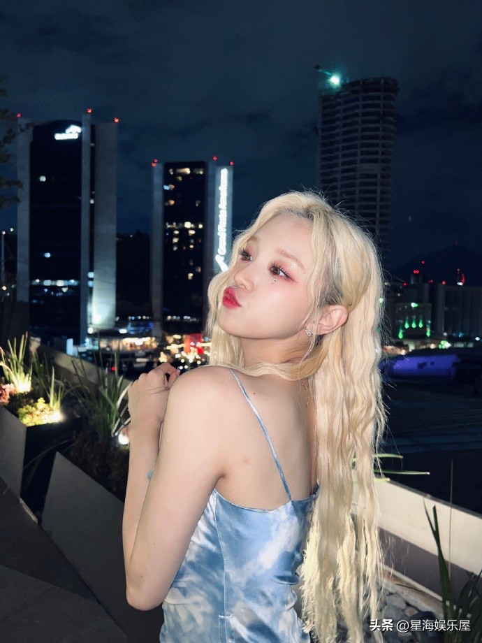 Song Yuqi's long wavy blonde suspender skirt overflows with romance - iNEWS