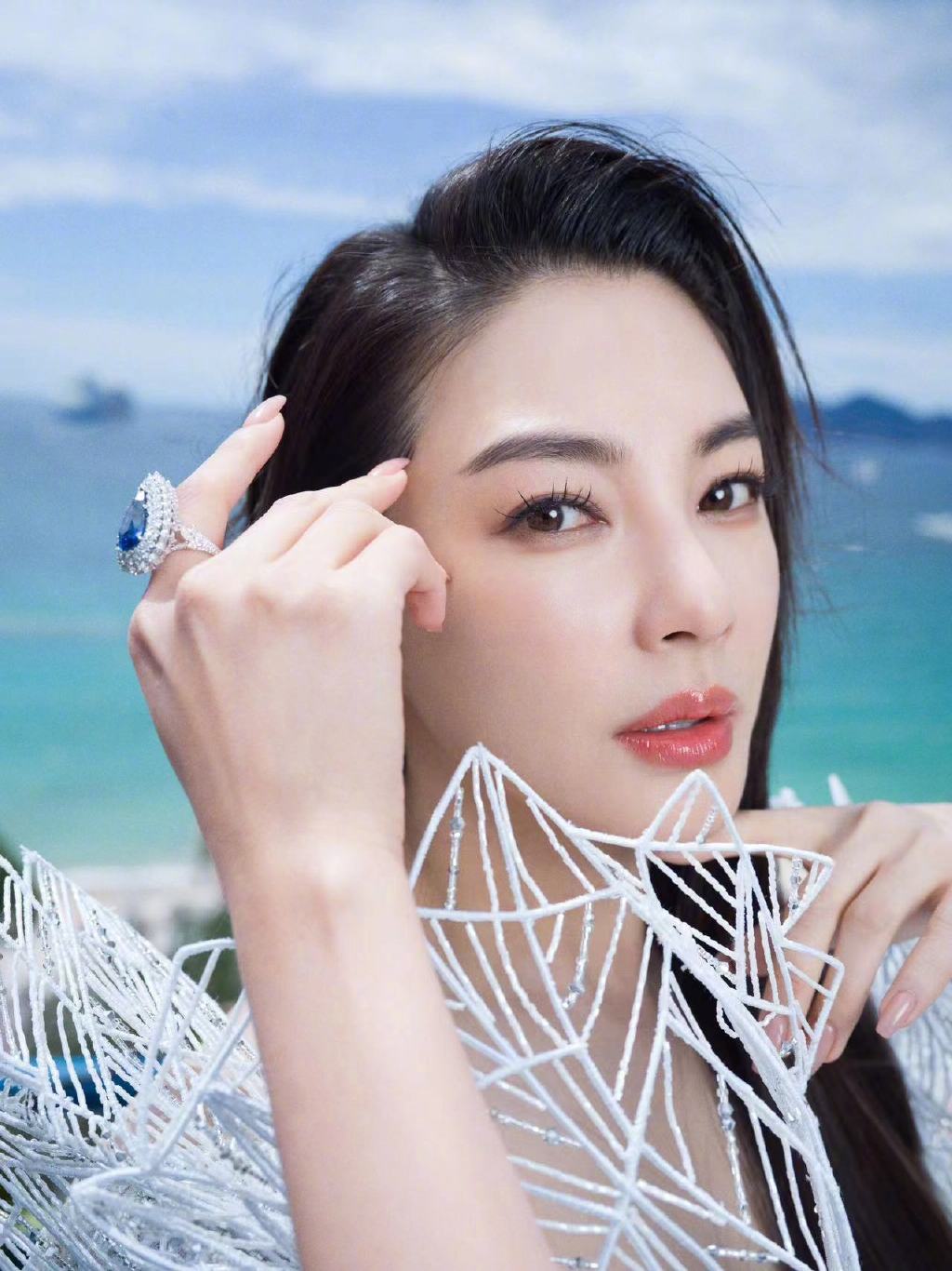 Zhang Yuqi's 3D printed V-shaped dress turned into a mermaid, stunning ...