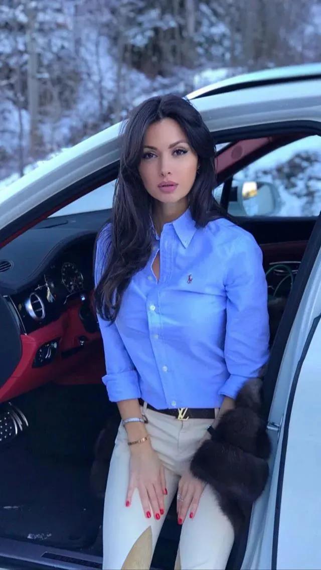 Elegant, glamorous and beautiful Russian supermodel Alena Khovrina - iNEWS