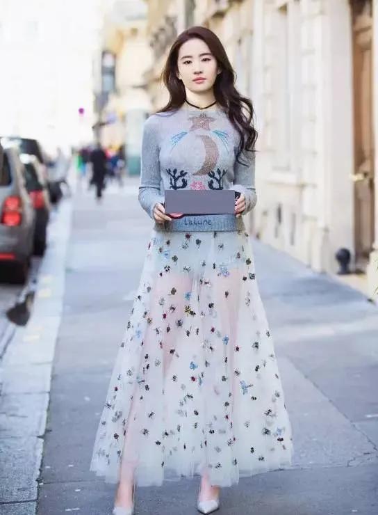 Liu Yifei looks so beautiful in a skirt - iNEWS