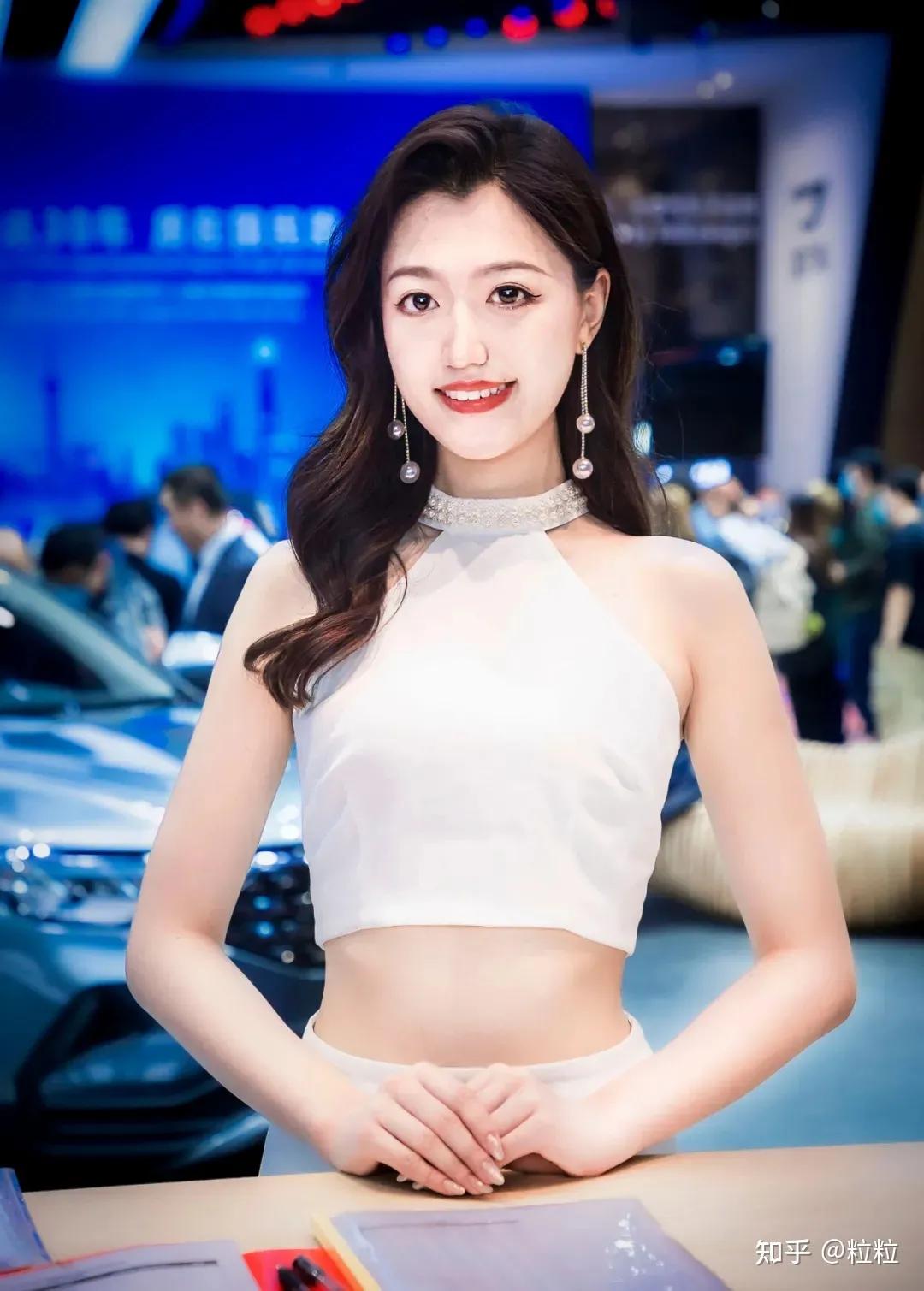 beautiful car model lady iNEWS