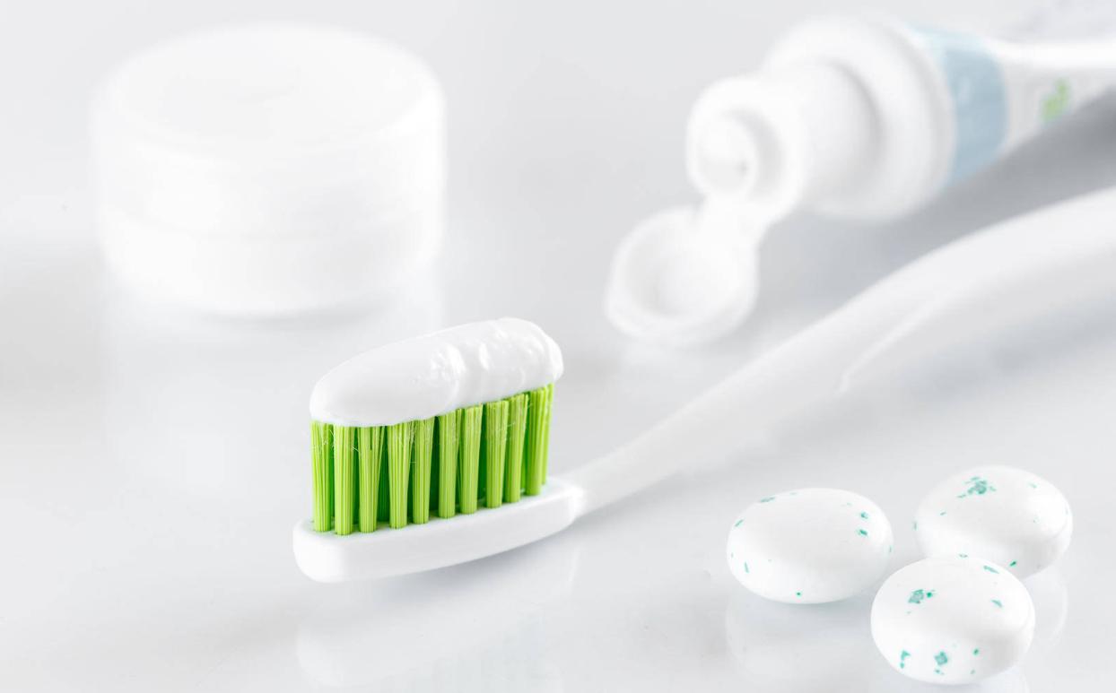 What should I do if the white clothes turn yellow? Teach you three ways