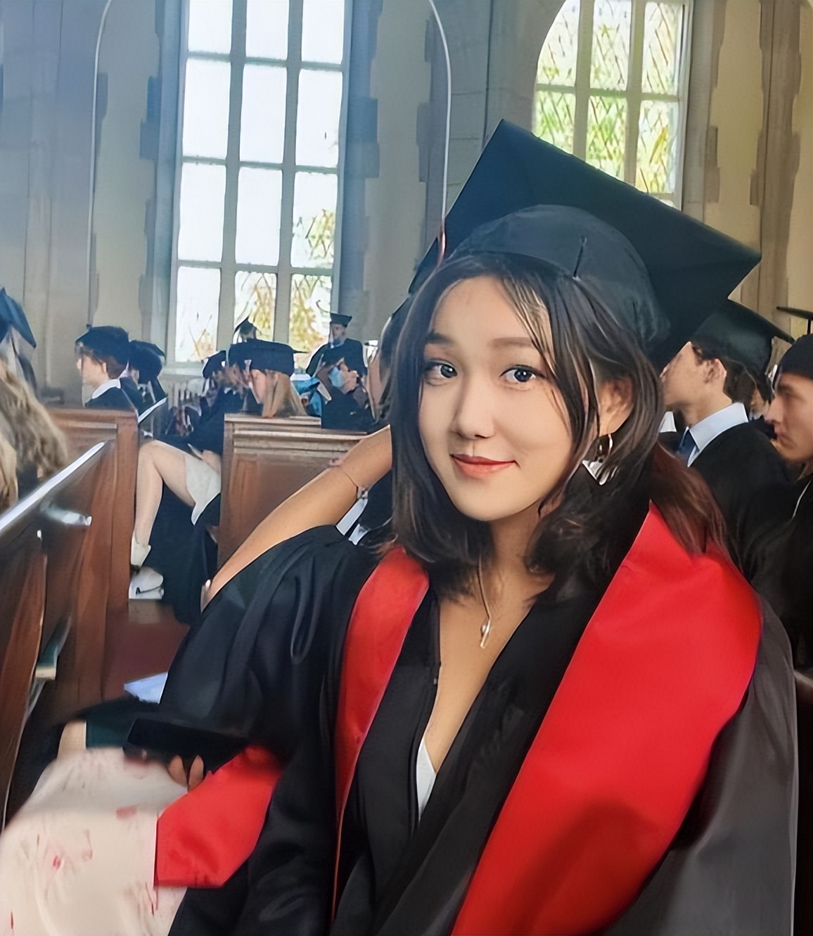 The host Li Jing and her daughter showed up, she was too thin to be recognized! Netizen Could