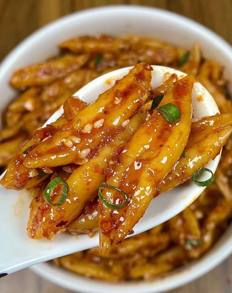 Hot and sour scissors noodles, tender and smooth, full of strength, so