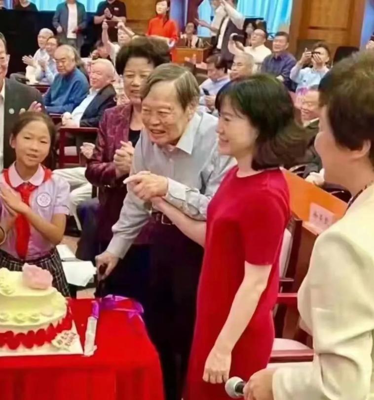 Yang Zhenning Attended The 100th Birthday Banquet And She Was In