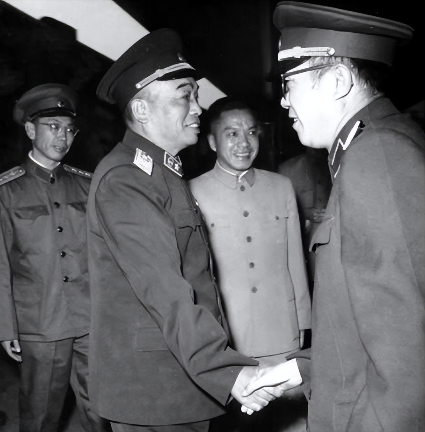 When Huang Kecheng went to Mount Lu in 1959, Zhou Enlai, who was very ...