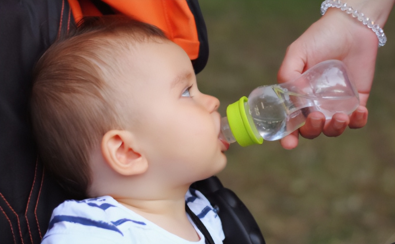Before the baby is three years old, drinking water should not be too