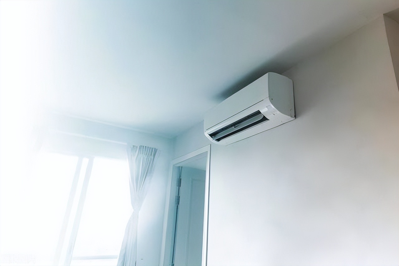How much electricity does the air conditioner consume without