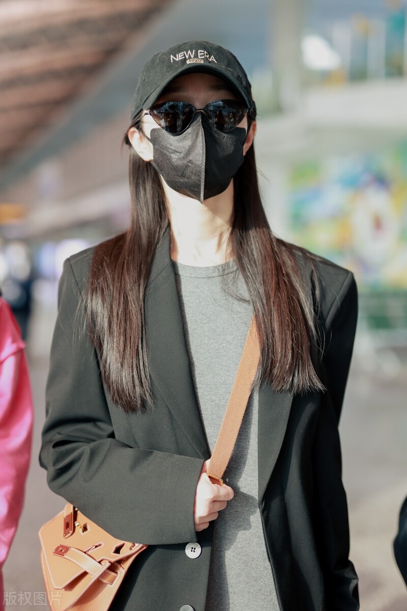 Bai Jingting's rumored girlfriend Song Yi arrives at Guangzhou Airport ...