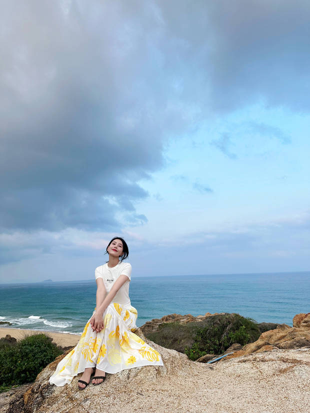 Gao Yuanyuan Sunbathes At The Beach With Outstanding Temperament And Wears A Suspender Skirt