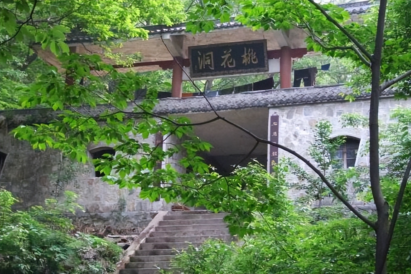 Small Town Gossip - South Putuo North Yuntai - iNEWS