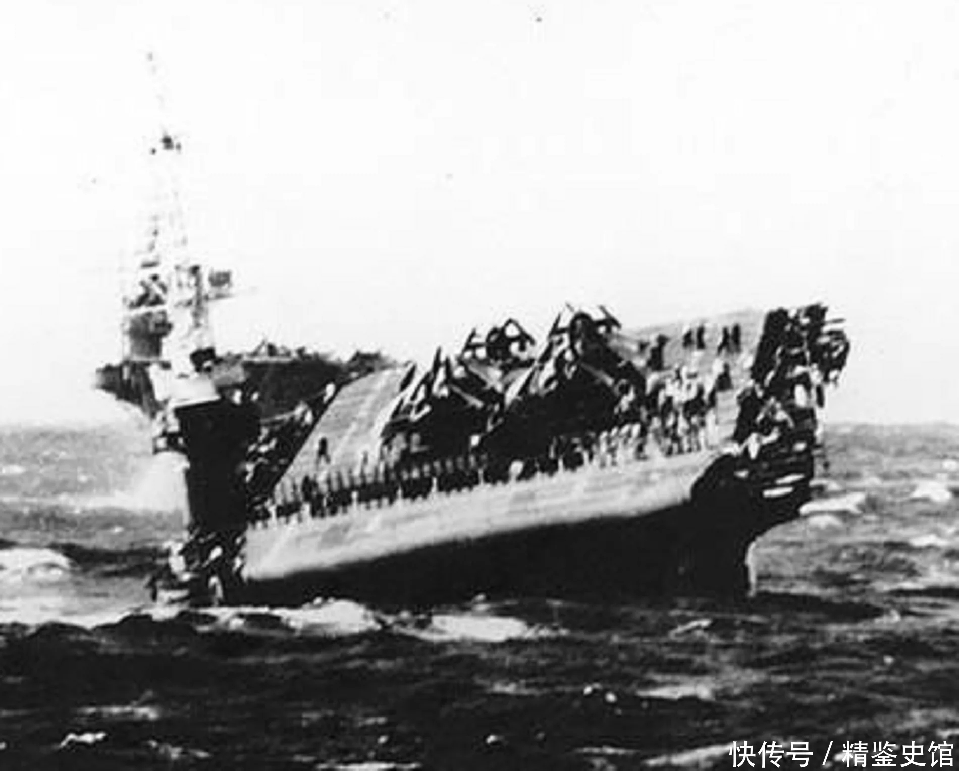 The aircraft carrier was photographed in two by a 16level typhoon