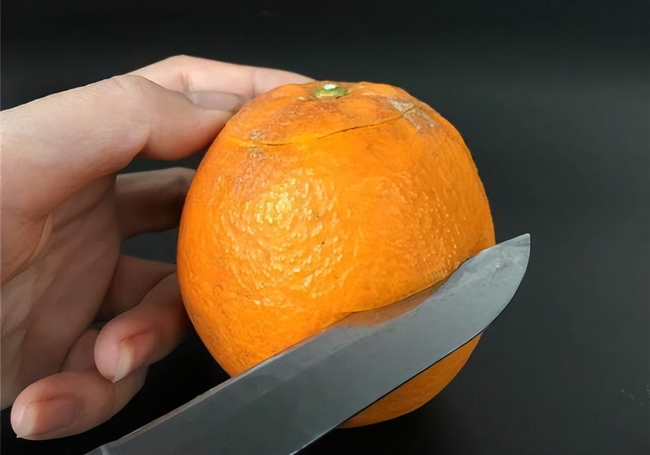Do you still use a knife to eat oranges? With just a plastic bottle
