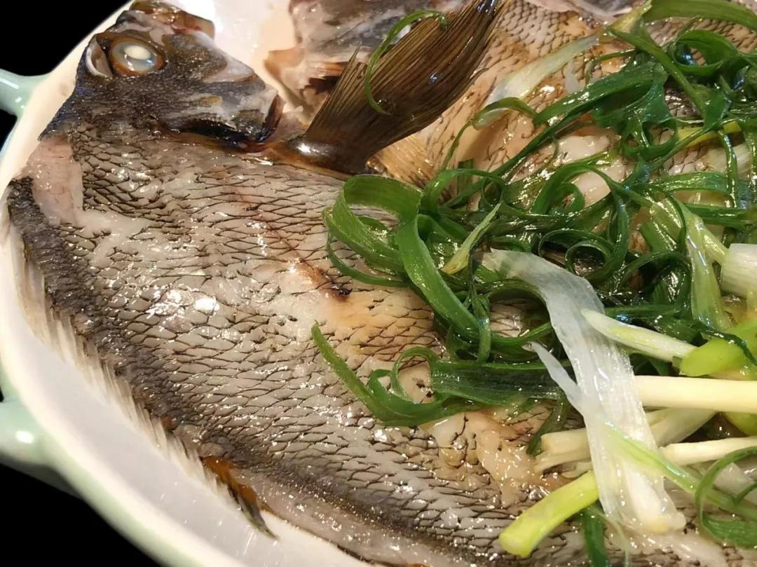 臘月廿七嘗鮮稀有的東海三刀魚，據說它被稱為魚王，肉質細嫩極了 - 資訊咖