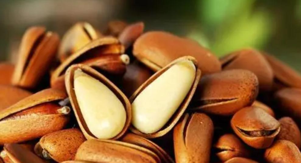 What is the effect on blood sugar and sleep quality if the elderly eat