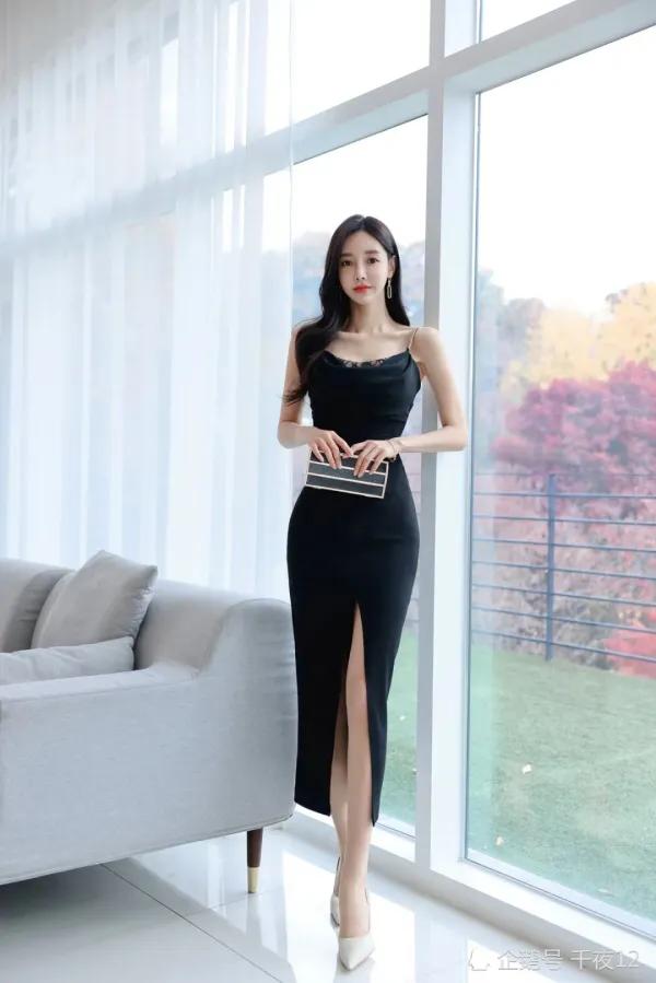 Sun Yunzhu: Black suspenders and split long skirt, charming and ...