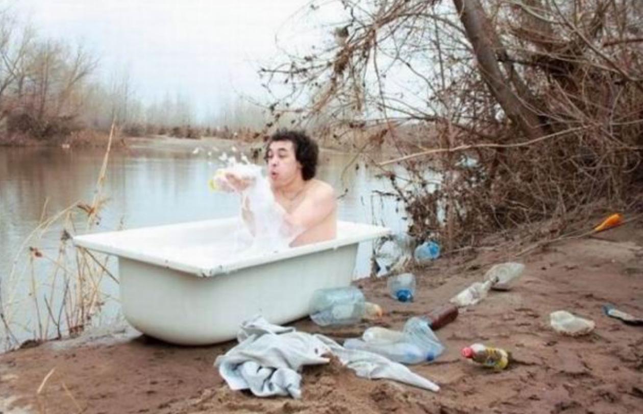 Молодая девчонка устроила себе забавные водные процедуры