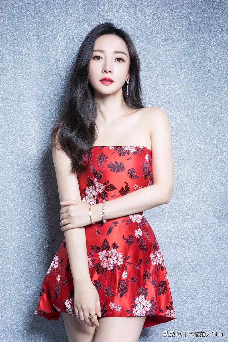 "New Four Great Beauties" Liu Yan looked back and smiled at Bai ...