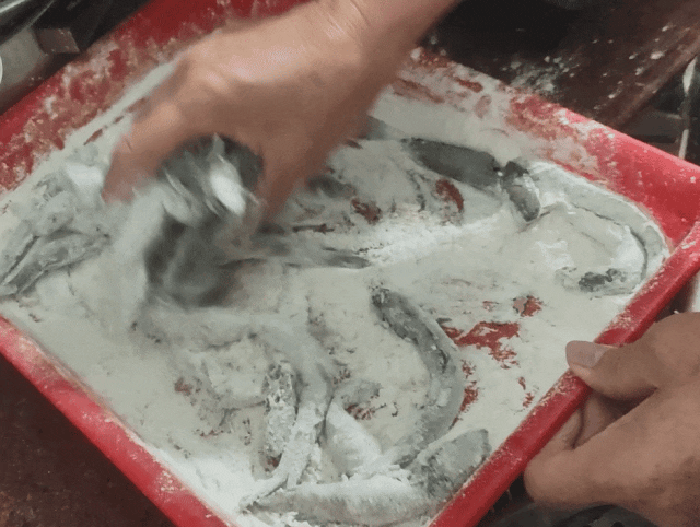 The delicacy on the table of Putian people, crispy fried jumping fish ...