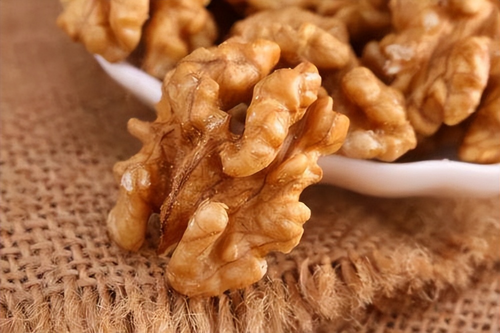 Harvard research shows that eating walnuts not only helps to nourish