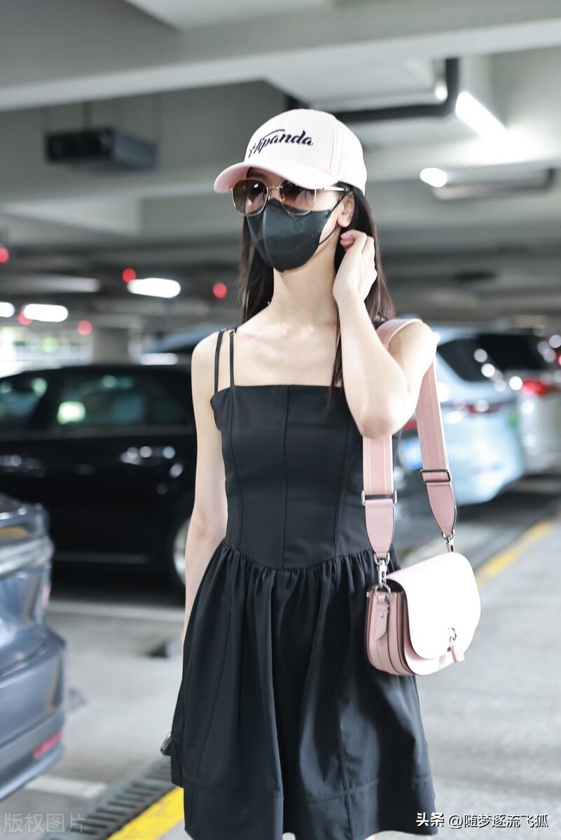 Chen Duling appeared at the Shanghai Airport, wearing a black suspender ...