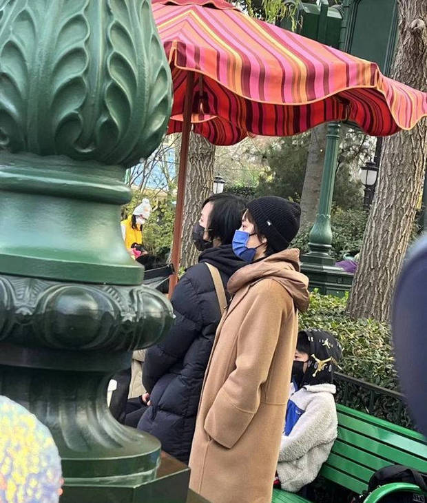 Sun Li was met by chance and took the children to play Disney, dressed ...