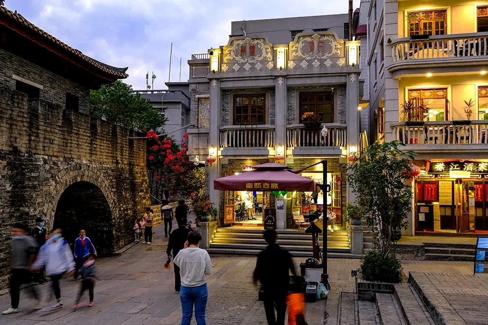 Walking in Nantou Ancient City - iNEWS