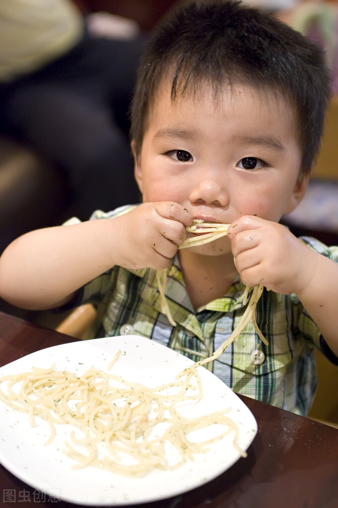 What should I do if my baby always eats hands?smart parents do it iNEWS