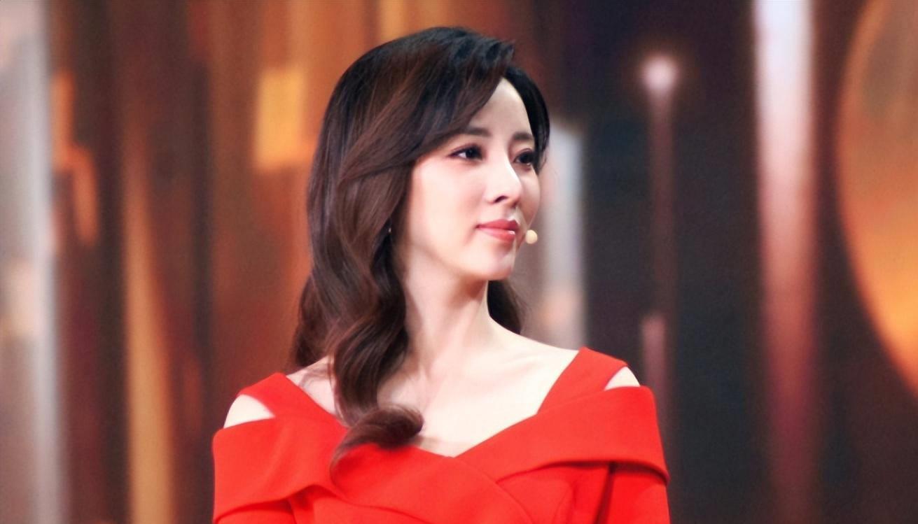 Li Sisi officially announced her resignation from CCTV. There were ...