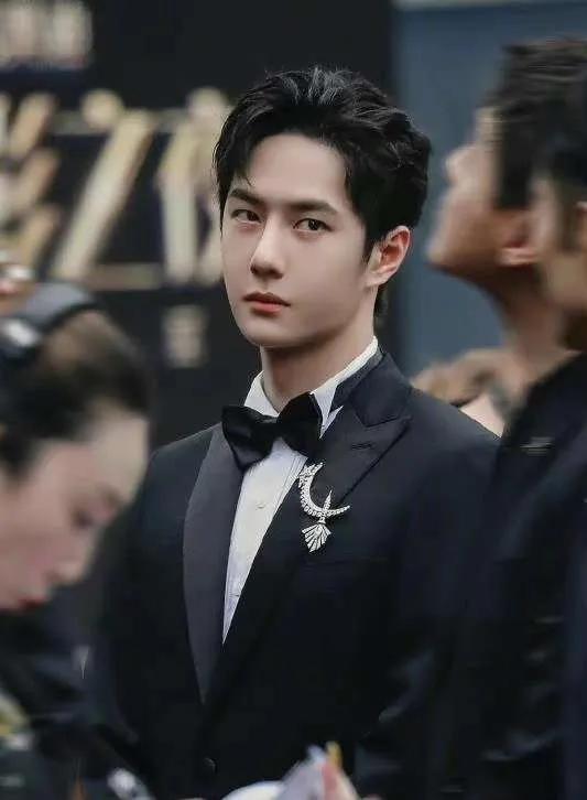 #Wang Yibo's Red Carpet Looking Back# Wang Yibo's Weibo Night Red ...