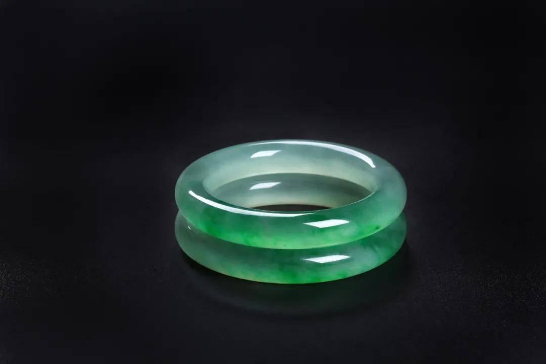 One said "wealth and honor wear double bracelets", and the other said "Jade does not wear both