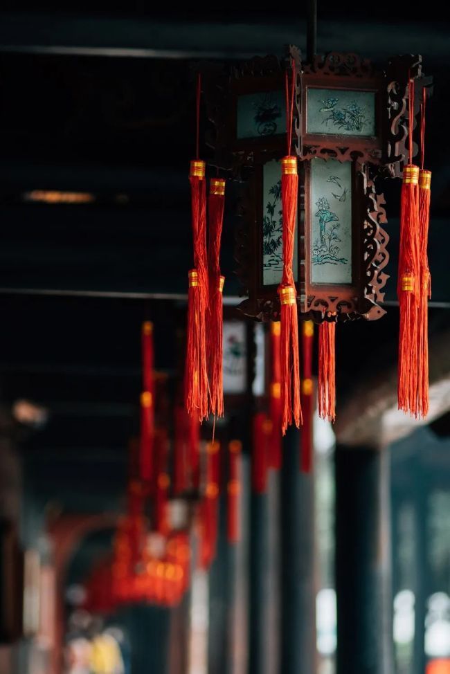 What is the symbolic meaning of the "lamp" in the temple? iNEWS